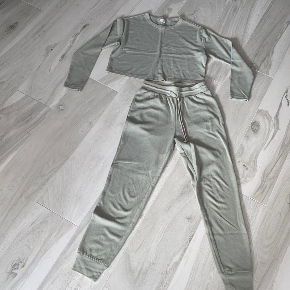 ARITZIA XS GREEN SET! Cropped Long Sleeve +Joggers